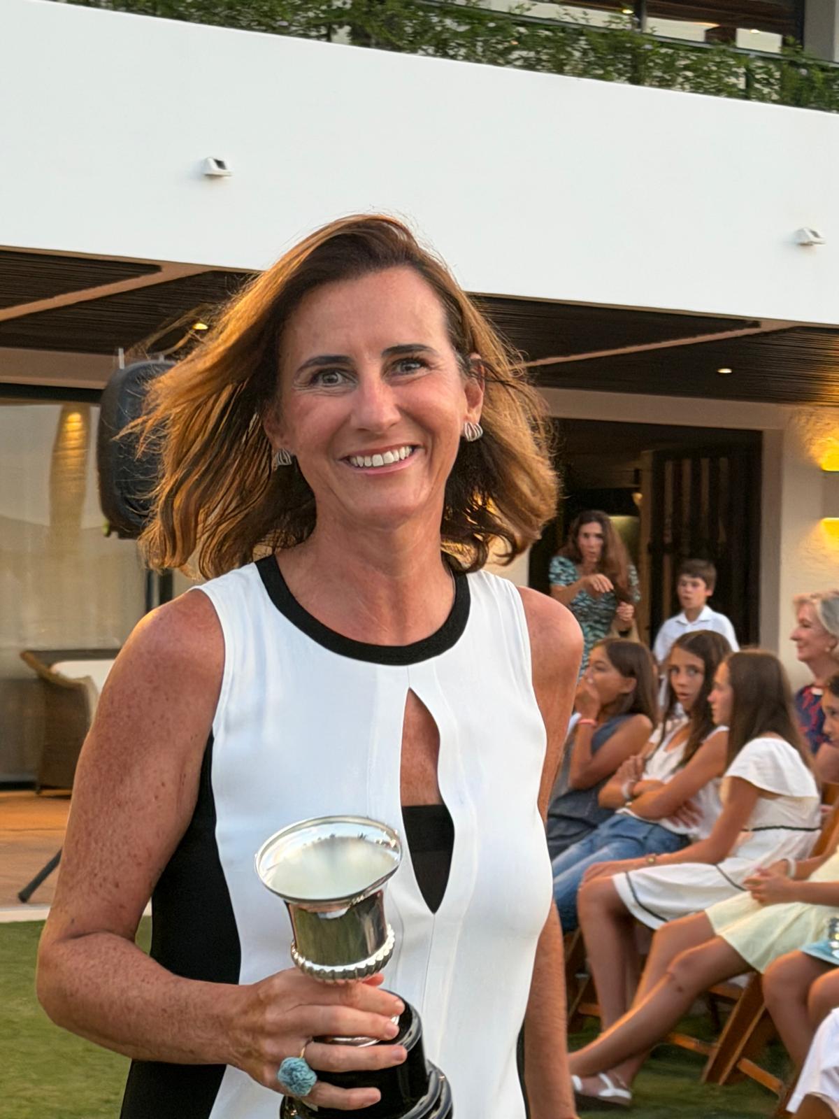 Lucía Los Arcos, sonriente, sosteniendo un trofeo